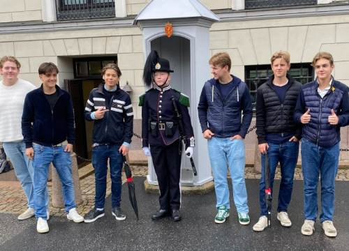 Er det mulig å få en gardist til å smile?
